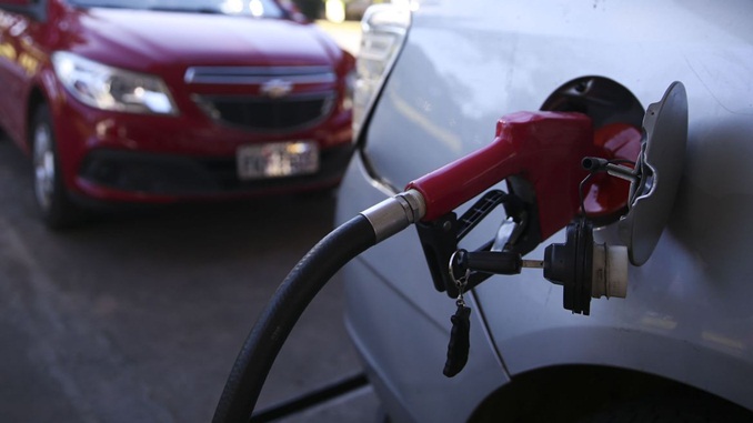 Postos de Belo Horizonte amanhecem com filas nesta sexta-feira