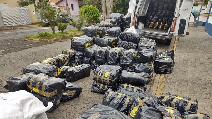 Dois mil pares de tênis falsificados são apreendidos em Jacutinga